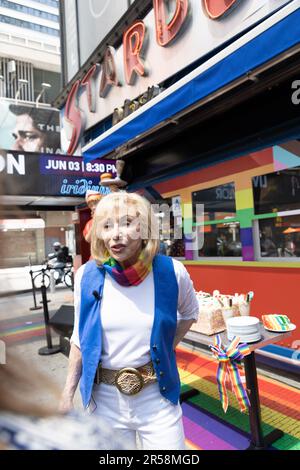 Ellen Hart Sturm, proprietario di Ellen's Stardust Restaurant popolare tra i turisti, ha annunciato il supporto per il mese di giugno 2023 Pride e ha annunciato che tutte le vendite di torta arcobaleno e milkshake vedrà una parte dei proventi Diner andare a Broadway Cares / Equity Fights AIDS, inoltre, il contributo di Ellen da parte di Stardust Diner a un'organizzazione senza scopo di lucro. 01 Giugno 2023 (Foto: Vanessa Carvalho) Credit: Brasile Photo Press/Alamy Live News Foto Stock