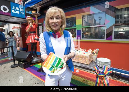 Ellen Hart Sturm, proprietario di Ellen's Stardust Restaurant popolare tra i turisti, ha annunciato il supporto per il mese di giugno 2023 Pride e ha annunciato che tutte le vendite di torta arcobaleno e milkshake vedrà una parte dei proventi Diner andare a Broadway Cares / Equity Fights AIDS, inoltre, il contributo di Ellen da parte di Stardust Diner a un'organizzazione senza scopo di lucro. 01 Giugno 2023 (Foto: Vanessa Carvalho) Credit: Brasile Photo Press/Alamy Live News Foto Stock