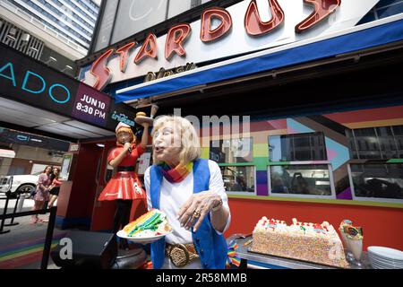 Ellen Hart Sturm, proprietario di Ellen's Stardust Restaurant popolare tra i turisti, ha annunciato il supporto per il mese di giugno 2023 Pride e ha annunciato che tutte le vendite di torta arcobaleno e milkshake vedrà una parte dei proventi Diner andare a Broadway Cares / Equity Fights AIDS, inoltre, il contributo di Ellen da parte di Stardust Diner a un'organizzazione senza scopo di lucro. 01 Giugno 2023 (Foto: Vanessa Carvalho) Credit: Brasile Photo Press/Alamy Live News Foto Stock