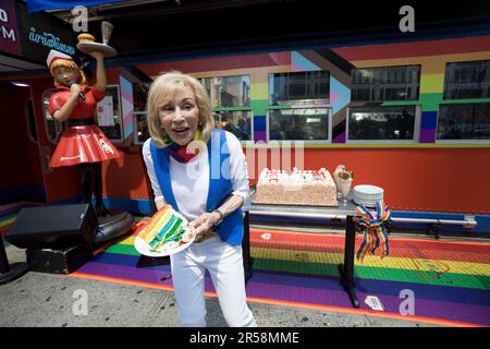 Ellen Hart Sturm, proprietario di Ellen's Stardust Restaurant popolare tra i turisti, ha annunciato il supporto per il mese di giugno 2023 Pride e ha annunciato che tutte le vendite di torta arcobaleno e milkshake vedrà una parte dei proventi Diner andare a Broadway Cares / Equity Fights AIDS, inoltre, il contributo di Ellen da parte di Stardust Diner a un'organizzazione senza scopo di lucro. 01 Giugno 2023 (Foto: Vanessa Carvalho) Credit: Brasile Photo Press/Alamy Live News Foto Stock