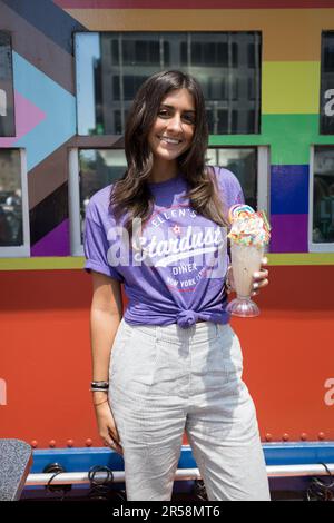 Ellen Hart Sturm, proprietario di Ellen's Stardust Restaurant popolare tra i turisti, ha annunciato il supporto per il mese di giugno 2023 Pride e ha annunciato che tutte le vendite di torta arcobaleno e milkshake vedrà una parte dei proventi Diner andare a Broadway Cares / Equity Fights AIDS, inoltre, il contributo di Ellen da parte di Stardust Diner a un'organizzazione senza scopo di lucro. 01 Giugno 2023 (Foto: Vanessa Carvalho) Credit: Brasile Photo Press/Alamy Live News Foto Stock