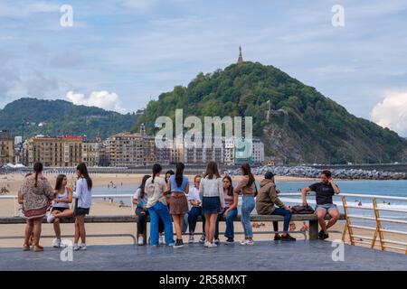 Donostia-San Sebastian, Spagna - 15 settembre 2022: Monte Urgull e vecchia città di San Sebastian Foto Stock