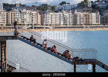 Donostia-San Sebastian, Spagna - 15 settembre 2022: Pasarela-Embarcadero e la spiaggia di la Concha Foto Stock