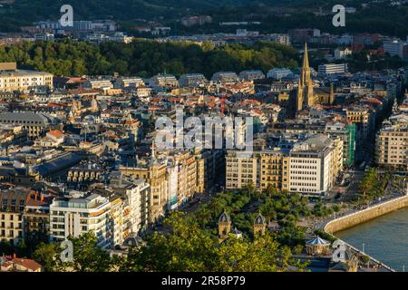 Donostia-San Sebastian, Spagna - 15 settembre 2022: Città di San Sebastian dal Monte Urgull Foto Stock