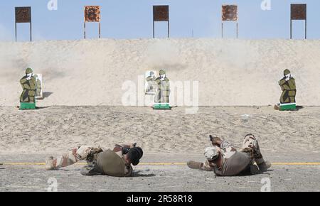 Due membri delle forze di sicurezza francesi esercitano più posizioni di sparo durante un evento di addestramento di sparo congiunto con i loro Stati Uniti Controparti dell'aeronautica militare presso la base aerea di al Dhafra, Emirati Arabi Uniti, 26 maggio 2023. Gli airman della 380th Air Expeditionary Wing si allenano regolarmente con le nazioni partner per affinare le proprie capacità, rafforzare le relazioni e imparare le Best practice reciproche. (STATI UNITI Foto Air Force di Tech. Alex Fox Echols III) Foto Stock