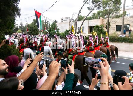 Esercito su cavalli sfilando durante le nozze del principe di Giordania, 1 giugno 2023. Amman Giordania Foto Stock