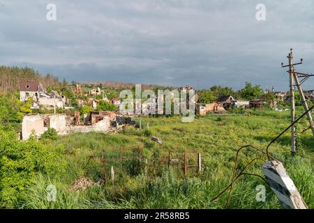 Vista della distruzione del villaggio di Bohorodychne nella regione di Donetsk da parte delle forze russe durante l'occupazione da agosto 2022 a settembre 2022. Le forze russe attaccarono il villaggio nel maggio del 2022 e infine occuparono il villaggio in agosto per 2 mesi, fu liberato nel settembre del 2022. Dalle colline che circondano il villaggio le forze russe hanno sgusciati e distrutto case, scuola e la famosa Chiesa della Santa Madre di Dio “gioia di tutti coloro che tristono”. La chiesa divenne un convento dello Sviatohirsk Lavra nel 2008. La chiesa appartiene alla Chiesa Ortodossa Ucraina (Patriarcato di Mosca). (Foto di Lev Radin Foto Stock