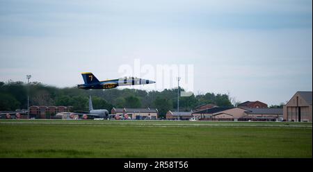 A F/A-18E Super Hornet vola alla base dell'aeronautica militare Scott, Illinois, 11 maggio 2023. I Blue Angels effettuano dimostrazioni di volo in 32 sedi in tutto il paese per mostrare il lavoro di squadra e la professionalità degli Stati Uniti Navy e Marine Corps al pubblico americano.(U.S. Air Force foto di staff Sgt. Solomon Cook) Foto Stock