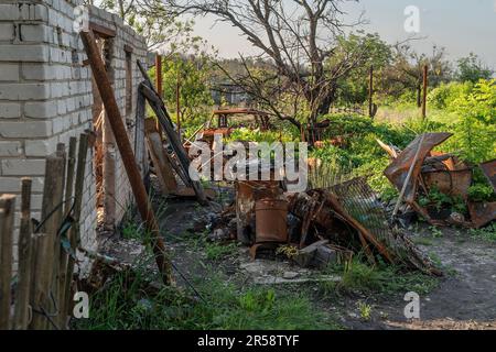 31 maggio 2023, regione di Donetsk, Ucraina: Vista della distruzione del villaggio di Bohorodychne nella regione di Donetsk da parte delle forze russe durante l'occupazione dal 2022 agosto al 2022 settembre. Le forze russe attaccarono il villaggio nel maggio del 2022 e infine occuparono il villaggio in agosto per 2 mesi, fu liberato nel settembre del 2022. Dalle colline che circondano il villaggio le forze russe hanno sgusciati e distrutto case, la scuola e la famosa Chiesa della Santa Madre di Dio ''˜gioia di tutti coloro che tristono'. La chiesa divenne un convento dello Sviatohirsk Lavra nel 2008. La chiesa appartiene alla Chiesa Ortodossa Ucraina Foto Stock