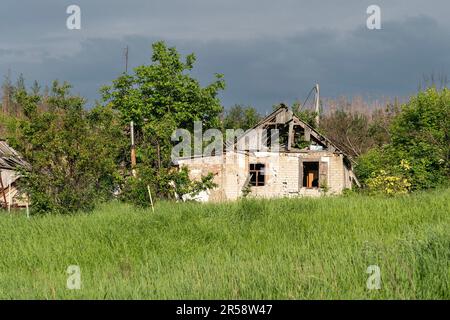 31 maggio 2023, regione di Donetsk, Ucraina: Vista della distruzione del villaggio di Bohorodychne nella regione di Donetsk da parte delle forze russe durante l'occupazione dal 2022 agosto al 2022 settembre. Le forze russe attaccarono il villaggio nel maggio del 2022 e infine occuparono il villaggio in agosto per 2 mesi, fu liberato nel settembre del 2022. Dalle colline che circondano il villaggio le forze russe hanno sgusciati e distrutto case, la scuola e la famosa Chiesa della Santa Madre di Dio ''˜gioia di tutti coloro che tristono'. La chiesa divenne un convento dello Sviatohirsk Lavra nel 2008. La chiesa appartiene alla Chiesa Ortodossa Ucraina Foto Stock