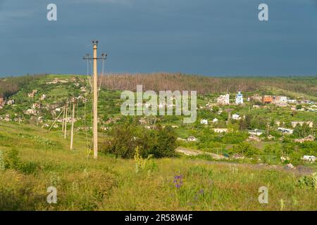 31 maggio 2023, regione di Donetsk, Ucraina: Vista della distruzione del villaggio di Bohorodychne nella regione di Donetsk da parte delle forze russe durante l'occupazione dal 2022 agosto al 2022 settembre. Le forze russe attaccarono il villaggio nel maggio del 2022 e infine occuparono il villaggio in agosto per 2 mesi, fu liberato nel settembre del 2022. Dalle colline che circondano il villaggio le forze russe hanno sgusciati e distrutto case, la scuola e la famosa Chiesa della Santa Madre di Dio ''˜gioia di tutti coloro che tristono'. La chiesa divenne un convento dello Sviatohirsk Lavra nel 2008. La chiesa appartiene alla Chiesa Ortodossa Ucraina Foto Stock