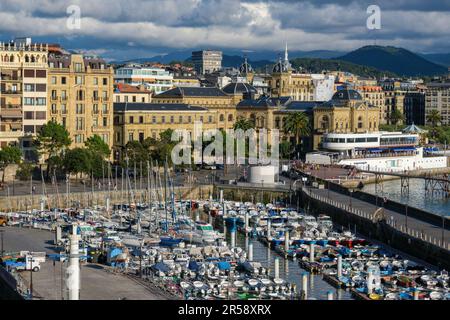 Donostia-San Sebastian, Spagna - 15 settembre 2022: Porto e città vecchia di San Sebastian Foto Stock