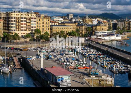 Donostia-San Sebastian, Spagna - 15 settembre 2022: Porto e città vecchia di San Sebastian Foto Stock