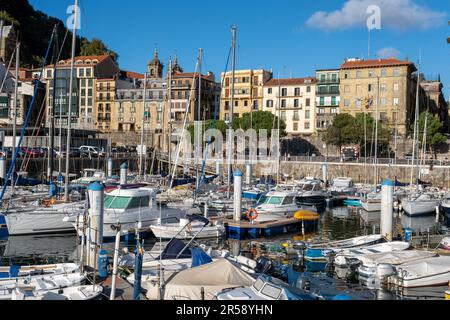 Donostia-San Sebastian, Spagna - 15 settembre 2022: Porto e città vecchia di San Sebastian Foto Stock