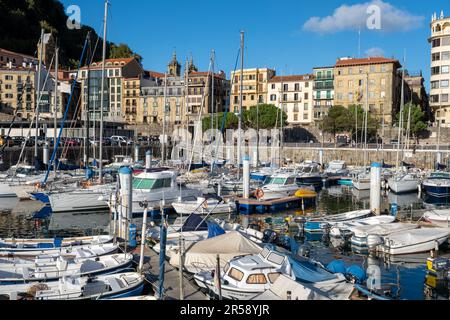 Donostia-San Sebastian, Spagna - 15 settembre 2022: Porto e città vecchia di San Sebastian Foto Stock