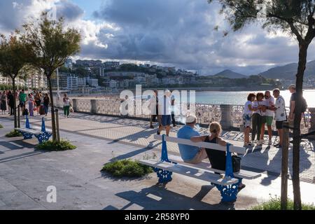 Donostia-San Sebastian, Spagna - 15 settembre 2022: San Sebastian Promenade, Donostiako Itsas Pasealekua Foto Stock