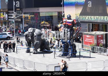 Robot avvistati a Times Square per promuovere il film Transformers: Rise of the Beasts of the action and Science Fiction genere basato sulla linea di giocattoli Transformers e influenzato principalmente dalla trama della serie Beast Wars. È la settima puntata della serie Transformers live-action e un sequel di Bumblebee, che ha servito come un reboot della serie nei teatri. 01 Giugno 2023 (Foto: Vanessa Carvalho) Credit: Brasile Photo Press/Alamy Live News Foto Stock