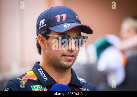 Monte Carlo, Monaco. 28th maggio, 2023. Il pilota messicano di Oracle Red Bull Racing, Sergio Perez, visto nel paddock F1 davanti alla gara del Gran Premio di Monaco F1. Il Gran Premio di Formula 1 di Monaco 80th ha visto vincere Max Verstappen della Red Bull davanti a Fernando Alonso dell'Aston Martin e all'Esteban OCON dell'Alpine. Come sempre a Monaco, molti eventi sono stati anche nel paddock con celebrità dal mondo dello sport, della musica e del cinema. Credit: SOPA Images Limited/Alamy Live News Foto Stock