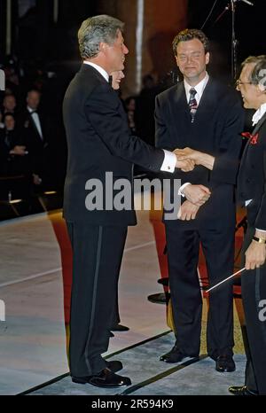 WASHINGTON DC - il 18 GENNAIO 1993 il Presidente eletto Bill Clinton e Hillary Clinton salutano i direttori d'orchestra alla cena inaugurale ufficiale Foto Stock