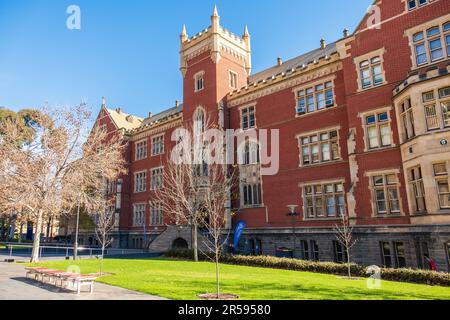 Adelaide, South Australia - 2 settembre 2019: Campus City East della University of South Australia con logo e Brookman Building dietro su Bright Foto Stock