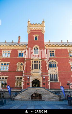 Adelaide, South Australia - 2 settembre 2019: Campus City East della University of South Australia con logo e Brookman Building dietro su Bright Foto Stock