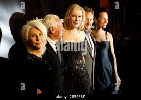 Da sinistra: Robyn Nevin, Giorgio Armani, Cate Blanchett, Andrew Upton, Roberta Armani la Sydney Theatre Company ospita una cena VIP al Wharf Restaurant, Pier 4, per onorare il suo nuovo patrono Giorgio Armani, la cui donazione rappresenta uno dei più grandi regali finanziari mai fatti a una compagnia teatrale in Australia. Sydney, Australia. 09.11.07. Foto Stock