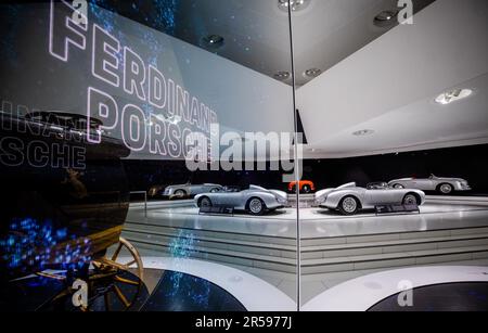 Stoccarda, Germania. 01st giugno, 2023. Al Porsche Museum sono esposti diversi veicoli Porsche. Il produttore di auto sportive di Zuffenhausen celebra quest'anno il suo 75th° anniversario. (A dpa 'una Porsche deve ruggire?') Credit: Christoph Schmidt/dpa/Alamy Live News Foto Stock