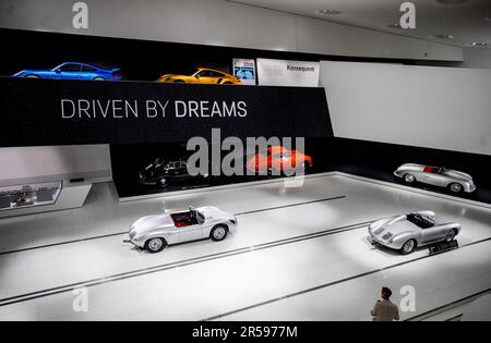 Stoccarda, Germania. 01st giugno, 2023. Al Porsche Museum sono esposti diversi veicoli Porsche. Il produttore di auto sportive di Zuffenhausen celebra quest'anno il suo 75th° anniversario. (A dpa 'una Porsche deve ruggire?') Credit: Christoph Schmidt/dpa/Alamy Live News Foto Stock