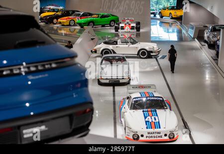 Stoccarda, Germania. 01st giugno, 2023. Al Porsche Museum sono esposti diversi veicoli Porsche. Il produttore di auto sportive di Zuffenhausen celebra quest'anno il suo 75th° anniversario. (A dpa 'una Porsche deve ruggire?') Credit: Christoph Schmidt/dpa/Alamy Live News Foto Stock