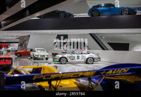 Stoccarda, Germania. 01st giugno, 2023. Al Porsche Museum sono esposti diversi veicoli Porsche. Il produttore di auto sportive di Zuffenhausen celebra quest'anno il suo 75th° anniversario. (A dpa 'una Porsche deve ruggire?') Credit: Christoph Schmidt/dpa/Alamy Live News Foto Stock