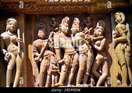 Sculture scolpite altamente ornate sulla parete del Tempio di Lakshmana a khajuraho stato Madhya Pradesh India Foto Stock