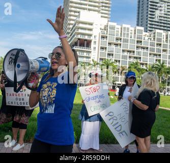 Miami, Florida, Stati Uniti. 1st giugno, 2023. 6 giugno 2023, Miami, FL: Attivisti religiosi e anti-LGBTQ protestano di fronte a un Midtown Miami Target come parte di un boicottaggio del grande magazzino che vende merce pro-LGBTQ durante il mese del Pride di LGBTQ. (Credit Image: © Dominic Gwinn/ZUMA Press Wire) SOLO PER USO EDITORIALE! Non per USO commerciale! Foto Stock