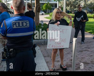 Miami, Florida, Stati Uniti. 1st giugno, 2023. 6 giugno 2023, Miami, FL: Attivisti religiosi e anti-LGBTQ protestano di fronte a un Midtown Miami Target come parte di un boicottaggio del grande magazzino che vende merce pro-LGBTQ durante il mese del Pride di LGBTQ. (Credit Image: © Dominic Gwinn/ZUMA Press Wire) SOLO PER USO EDITORIALE! Non per USO commerciale! Foto Stock