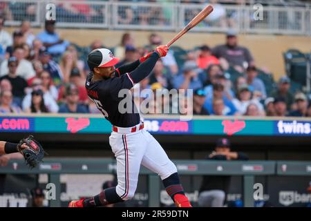 Minneapolis, Minnesota, Stati Uniti. 1st giugno, 2023. I Minnesota Twins designati Hitter BYRON BUXTON (25) prende un'oscillazione durante il secondo inning dei Minnesota Twins contro i Cleveland Guardians il 1st giugno 2023 al campo di obiettivo a Minneapolis, Minnesota. Minnesota ha vinto 7-6. (Credit Image: © Steven Garcia/ZUMA Press Wire) SOLO PER USO EDITORIALE! Non per USO commerciale! Foto Stock