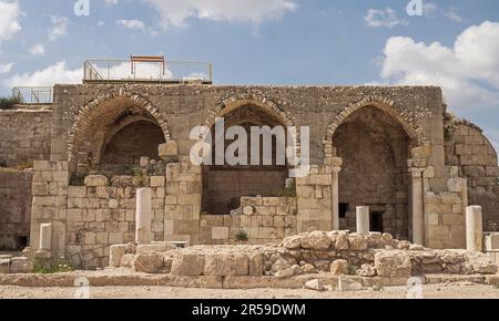 La chiesa crociata costruita sulle rovine bizantine e romane nel parco archeologico di Beit Guvrin in Israele con un cielo parzialmente nuvoloso sullo sfondo Foto Stock