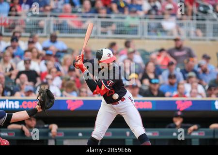 Minneapolis, Minnesota, Stati Uniti. 1st giugno, 2023. Minnesota Twins designato hitter BYRON BUXTON (25) è colpito da un campo durante il fondo del 4th inning dei Minnesota Twins contro i Cleveland Guardians il 1st giugno 2023 al campo di obiettivo a Minneapolis, Minnesota. Minnesota ha vinto 7-6. Buxton sarebbe poi uscire dal gioco con RIB Pain. (Credit Image: © Steven Garcia/ZUMA Press Wire) SOLO PER USO EDITORIALE! Non per USO commerciale! Foto Stock