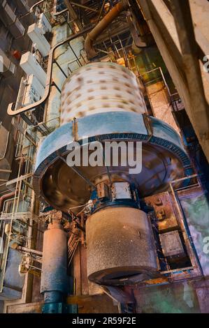 Enorme mulino a sfere di macinazione funziona con minerale in pianta Foto Stock