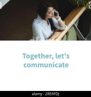 Insieme, comunichiamo il testo, la donna d'affari biracial che parla sul cellulare da ringhiera in ufficio Foto Stock