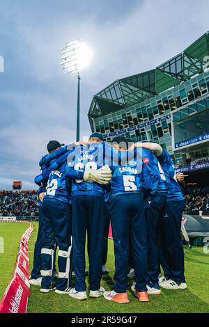 Leeds, Inghilterra - 01/06/2023 - Cricket - Vitality T20 Blast: North Group - Yorkshire Vikings contro Lancashire Lightning - Headingley Stadium, Leeds, Inghilterra - Yorkshire giocatori huddle. Credit: SWpix/Alamy Live News Foto Stock