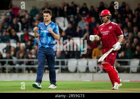 Leeds, Inghilterra - 01/06/2023 - Cricket - Vitality T20 Blast: North Group - Yorkshire Vikings contro Lancashire Lightning - Headingley Stadium, Leeds, Inghilterra - Jordan Thompson dello Yorkshire celebra il lancio del Lancashire Steven Croft. Credit: SWpix/Alamy Live News Foto Stock