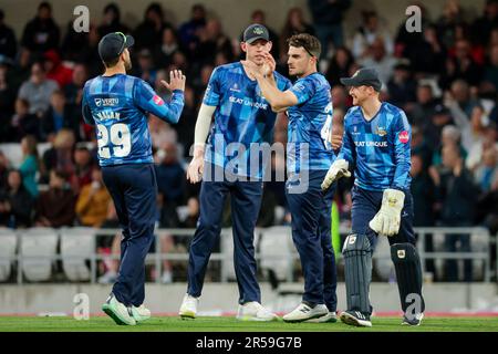 Leeds, Inghilterra - 01/06/2023 - Cricket - Vitality T20 Blast: North Group - Yorkshire Vikings v Lancashire Lightning - Headingley Stadium, Leeds, Inghilterra - Jordan Thompson dello Yorkshire celebra con Dawid Malan, Matthew Revis e Jonathan Tattersall dopo aver preso il wicket dello Steven Croft del Lancashire. Credit: SWpix/Alamy Live News Foto Stock