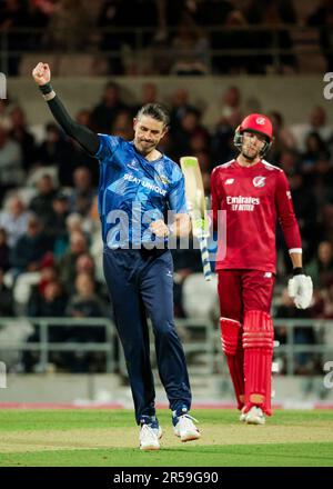 Leeds, Inghilterra - 01/06/2023 - Cricket - Vitality T20 Blast: North Group - Yorkshire Vikings contro Lancashire Lightning - Headingley Stadium, Leeds, Inghilterra - David Wiese dello Yorkshire celebra il lancio del colin de Grandhomme del Lancashire. Credit: SWpix/Alamy Live News Foto Stock