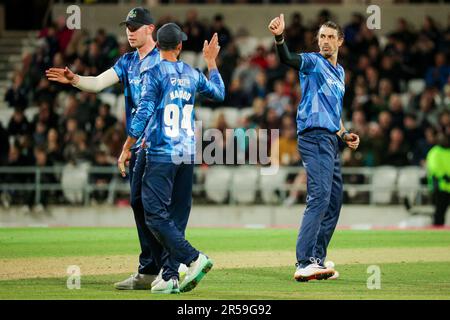 Leeds, Inghilterra - 01/06/2023 - Cricket - Vitality T20 Blast: North Group - Yorkshire Vikings contro Lancashire Lightning - Headingley Stadium, Leeds, Inghilterra - David Wiese dello Yorkshire celebra il lancio del colin de Grandhomme del Lancashire. Credit: SWpix/Alamy Live News Foto Stock