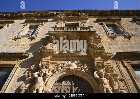 Chiostro panoramico con vista sul Collegio dei Gesuiti in stile barocco Collegio dei Gesuiti Cattolico Romano in Piazza Plebiscito, Mazara del Vallo Sicilia. Foto Stock