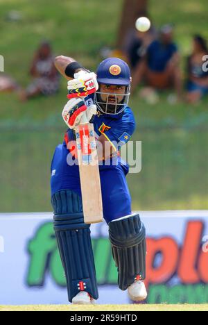 Hambantota, Sri Lanka. 02nd giugno 2023. Il Charith Asalanka dello Sri Lanka gioca un colpo durante la partita di cricket ODI del 1st tra Sri Lanka e Afghanistan presso lo stadio internazionale di cricket Mahinda Rajapaksa di Hambantota il 02nd giugno 2023. Viraj Kothalwala/Alamy Live News Foto Stock