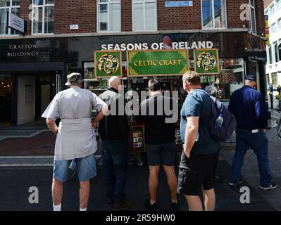 Una stalla dell'Artigianato Celtico all'angolo tra Graffton Street e Anne Street a sud a Dubin, Irlanda. Foto Stock