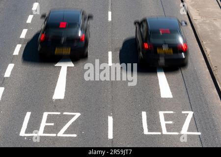 Glasgow, Scozia, Regno Unito. 31st maggio 2023. Il traffico attraversa le indicazioni stradali che indicano l'inizio della zona a basse emissioni (LEZ) nel centro di Glasgow. Esecuzione di t Foto Stock