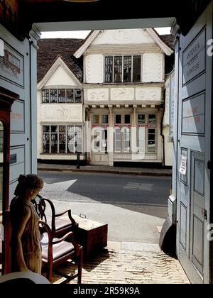 Scena di strada che mostra un edificio storico tradizionale a Saffron Walden, Regno Unito. Foto Stock