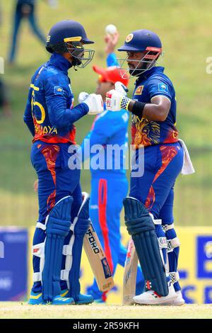 Hambantota, Sri Lanka. 02nd giugno 2023. I battitori dello Sri Lanka Dhanananjaya de Silva (L) e Charith Asalanka (R) parlano tra le over durante la partita di cricket ODI 1st tra Sri Lanka e Afghanistan al Mahinda Rajapaksa International Cricket Stadium di Hambantota il 02nd giugno 2023. Viraj Kothalwala/Alamy Live News Foto Stock