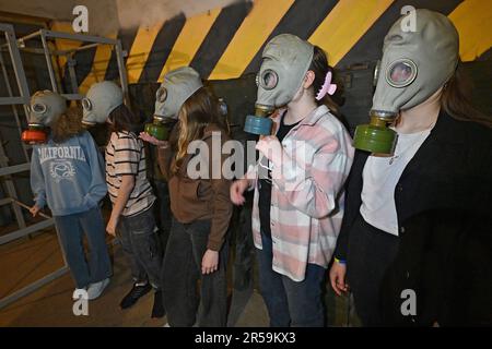 Non esclusiva: ZAPORIZHZHIA, UCRAINA - 01 GIUGNO 2023 - i bambini indossano maschere a gas durante la ricerca di sicurezza tenutasi al Vohnyk Zaporizhzhia NTC, Zaporizhzh Foto Stock